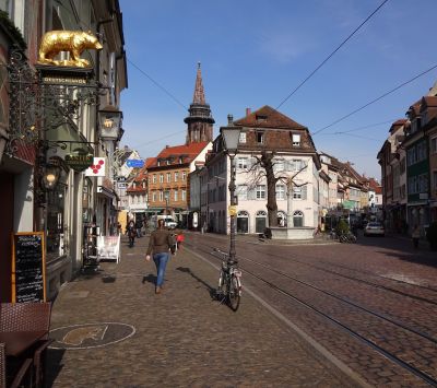 Oberlinden. Till vänster Zum Roten Bären, som lär vara Tysklands äldsta värdshus. I bakgrunden tornet till domen.